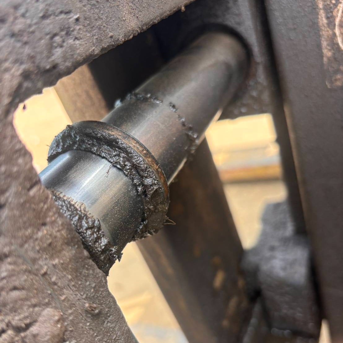 サイドシフトシリンダー油漏れ修理作業になります！