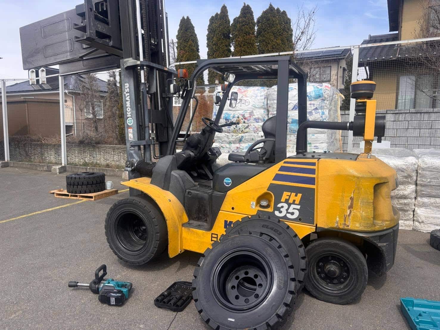 本日は遠く離れた現場でタイヤ交換を行いました!