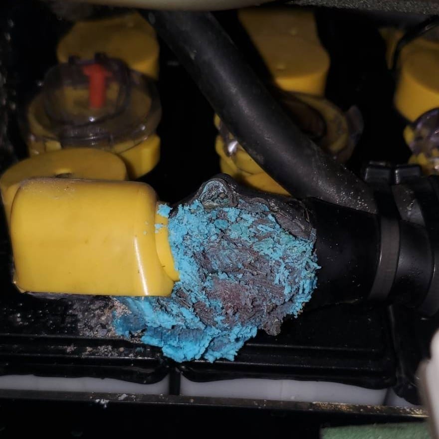 その青い粉、放置すると危険です!